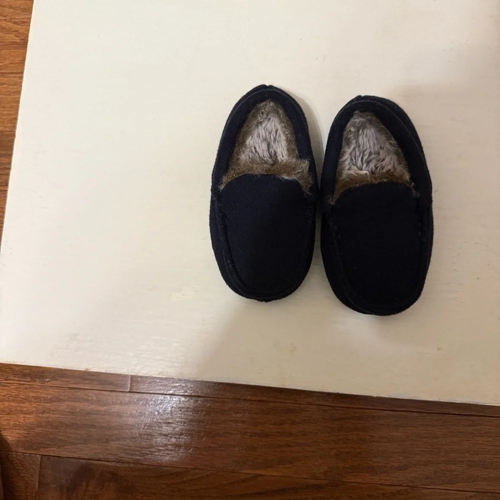 Cozy navy Slippers with Faux Fur Lining